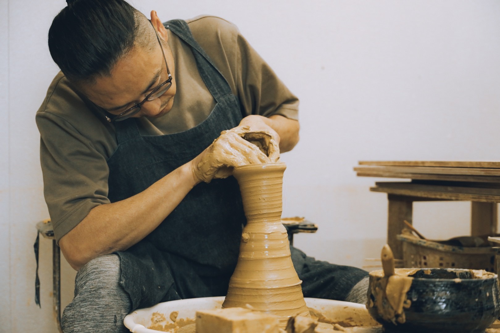 加藤鈞 作 黄瀬戶 角皿 共箱付 日展審查員 美濃燒 瀨戶燒 遇見瀨戶燒SUIYO（翠窯）｜中日美學傳承的現代陶瓷器皿- 唯時日本旅遊